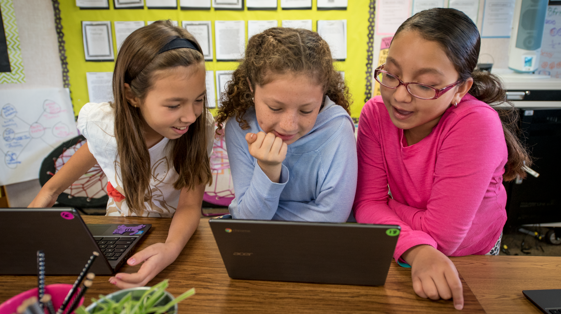trio-girls-laptop